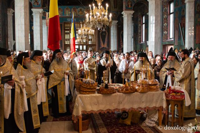 PS Nichifor Botoșăneanul, săvârșind slujba de Parastas