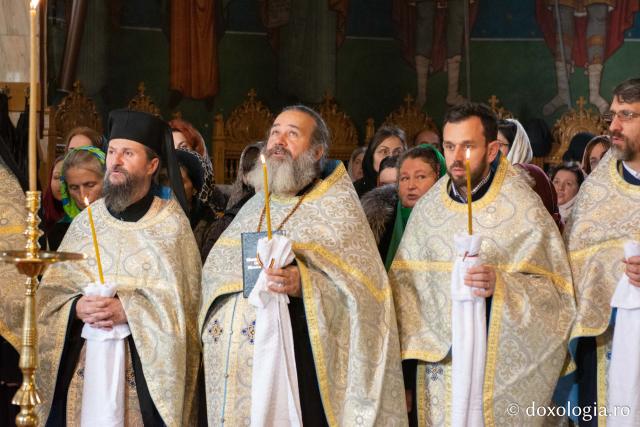 Preoți, participând la slujba de Parastas