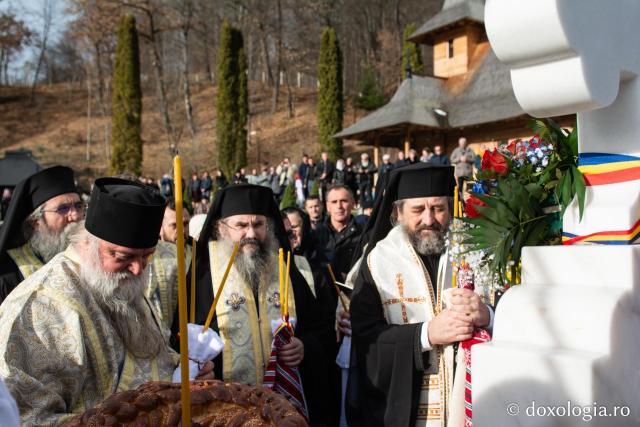 PS Nichifor Botoșăneanul, săvârșind slujba de Parastas