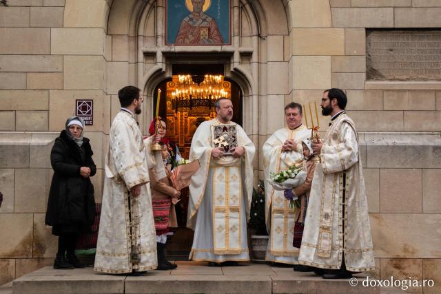 Întâmpinarea ierarhului la slujba de hram la biserica „Sfântul Nicolae Domnesc”