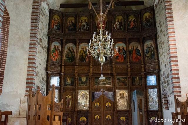 Interiorul bisericii Mănăstirii Tazlău