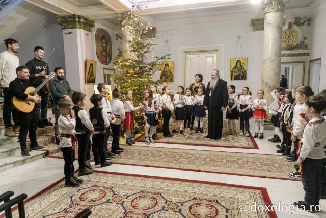 (Foto) Școala „Carol I” din Iași, clasa I-a – Colindători la Reședința Mitropolitană 2023