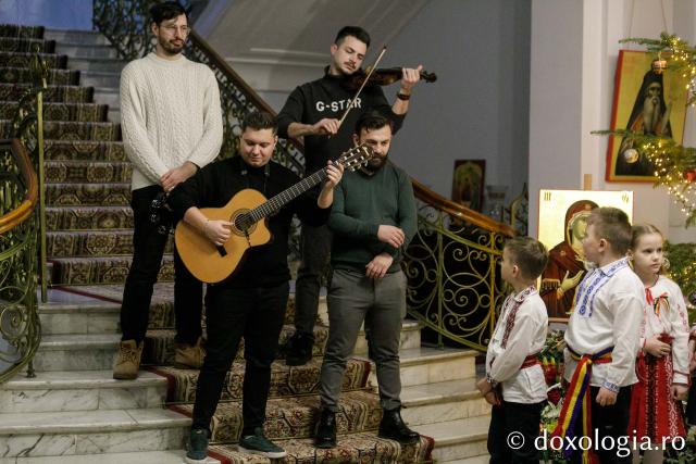 (Foto) Grup vocal-instrumental – Colindători la Reședința Mitropolitană 2023