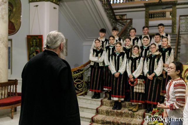 (Foto) Școala Todirești – Colindători la Reședința Mitropolitană 2023