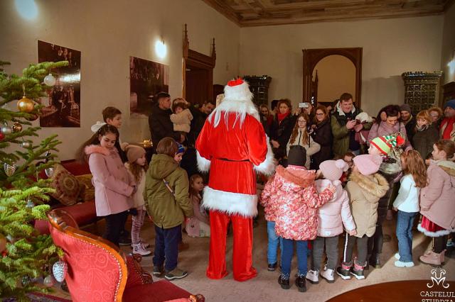 Moș Crăciun în mijlocul copiilor