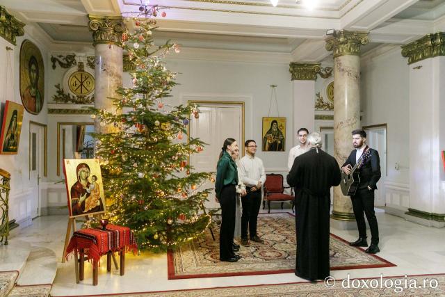(Foto) Grup de la Conservatorul din Iași – Colindători la Reședința Mitropolitană 2023