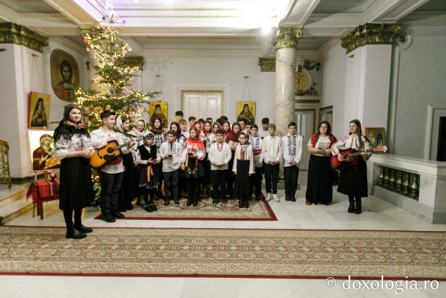 (Foto) Parohia Slobozia, Neamț – Colindători la Reședința Mitropolitană 2023