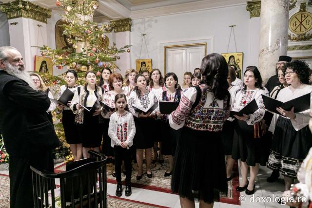 (Foto) Corul profesorilor de religie – Colindători la Reședința Mitropolitană 2023
