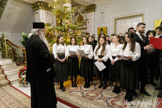 (Foto) Colegiul „Sfântul Nicolae” – Colindători la Reședința Mitropolitană 2023