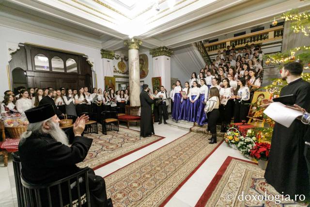 (Foto) Departamentul Misiune pentru Tineret – Colindători la Reședința Mitropolitană 2023