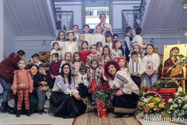 (Foto) Școala Bosia – Colindători la Reședința Mitropolitană 2023