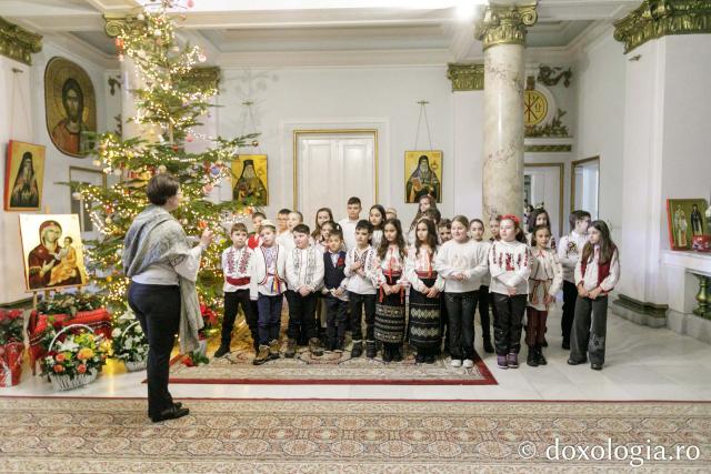 (Foto) Școala „Gh. I. Brătianu” din Iași – Colindători la Reședința Mitropolitană 2023