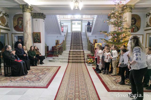 (Foto) Școala „Colonel Langa” Miroslava – Colindători la Reședința Mitropolitană 2023