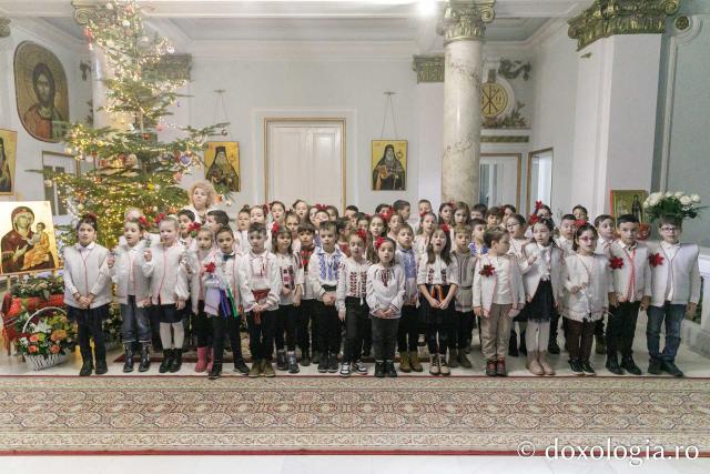 (Foto) Școala „Vasile Conta” din Iași – Colindători la Reședința Mitropolitană 2023