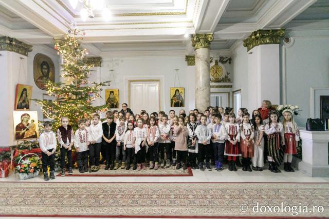 (Foto) Școala „Gheorghe Asachi” din Iași – Colindători la Reședința Mitropolitană 2023