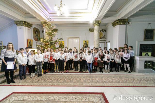 (Foto) Școala „Ion Simionescu” din Iași – Colindători la Reședința Mitropolitană 2023