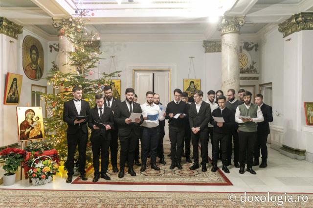 (Foto) Studenții Facultății de Teologie Ortodoxă din Iași, anul III – Colindători la Reședința Mitropolitană 2023