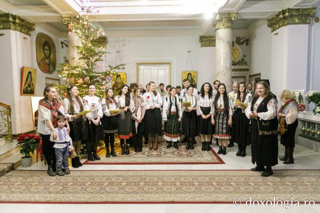 (Foto) Corul Mira și Grupul „Noi și Vechi” – Colindători la Reședința Mitropolitană 2023