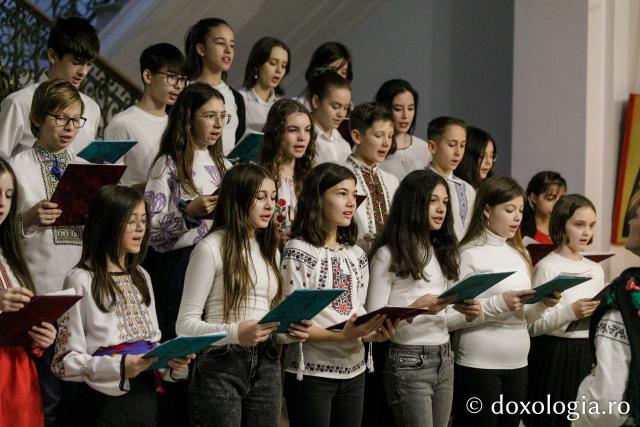 (Foto) Corul Liceului „Miron Costin” din Iași – Colindători la Reședința Mitropolitană 2023
