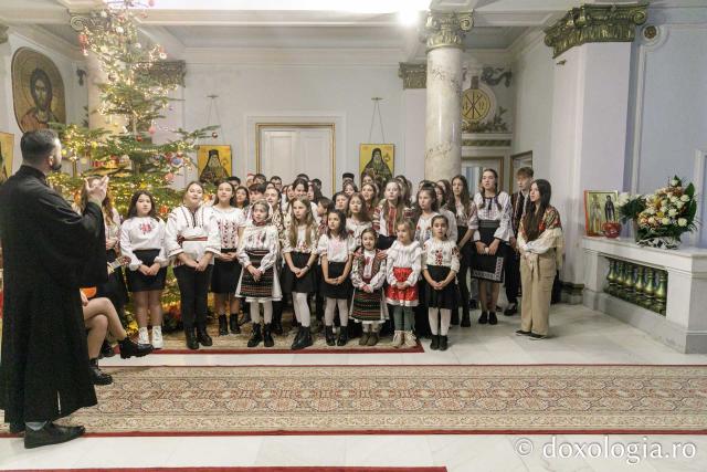 (Foto) Parohia Voinești 2 – Colindători la Reședința Mitropolitană 2023