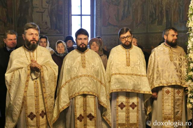 preoți la Sfânta Liturghie