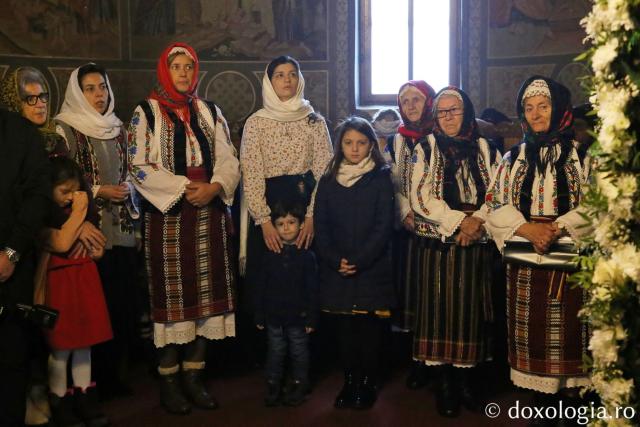 credincioși la Sfânta Liturghie