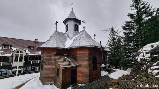 Răgaz de liniște la Mănăstirea Piatra Fântânele