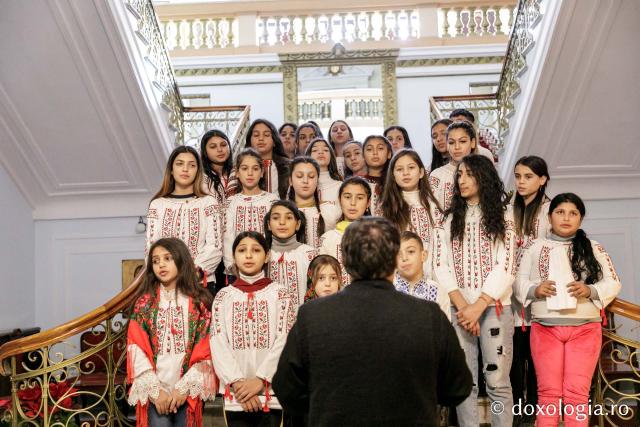 (Foto) Parohia Crucea – Colindători la Reședința Mitropolitană 2023