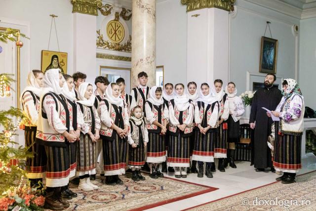 (Foto) Parohia Humosu din Pașcani – Colindători la Reședința Mitropolitană 2023