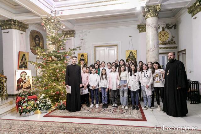 (Foto) Parohiile Chilișoaia și Păușești – Colindători la Reședința Mitropolitană 2023