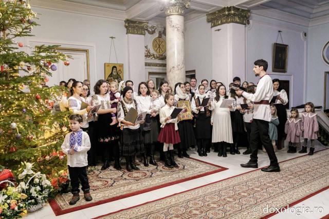 (Foto) Parohiile Sf. Andrei și Talpalari din Iași – Colindători la Reședința Mitropolitană 2023