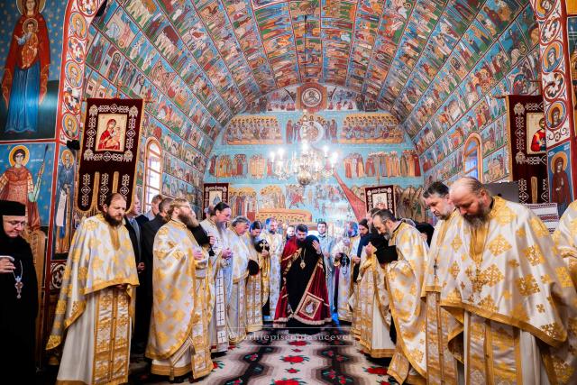 PS Benedict slujind la Mănăstirea Voroneț