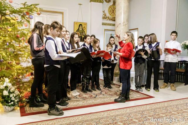 (Foto) Școala „B.P. Hașdeu” din Iași – Colindători la Reședința Mitropolitană 2023
