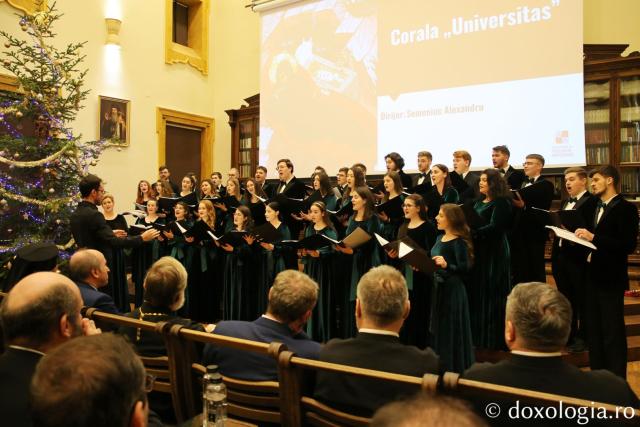 cor de colindători la serbarea de Crăciun
