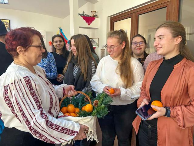 Studenții teologi ieșeni au oferit daruri și colinde persoanelor vulnerabile din Arhiepiscopia Iașilor