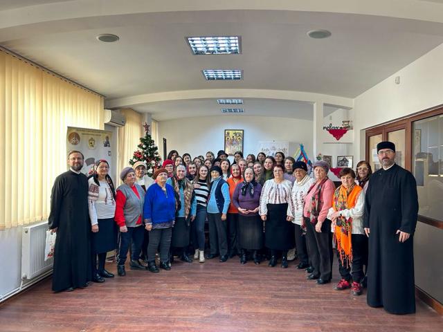 Studenții teologi ieșeni au oferit daruri și colinde persoanelor vulnerabile din Arhiepiscopia Iașilor