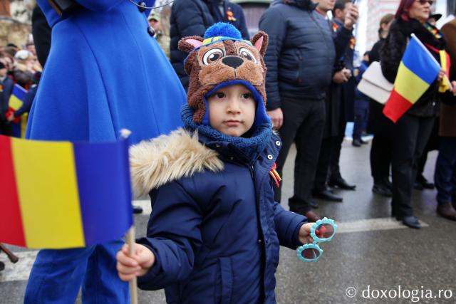 Un copil de Ziua Națională, copil cu steagul în mână
