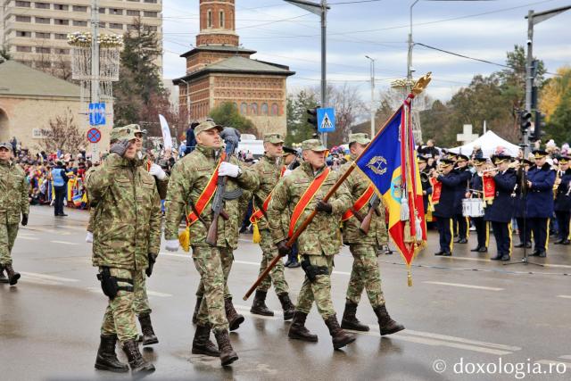 Militarii Garnizoanei Iași, defilând la parada de 1 Decembrie