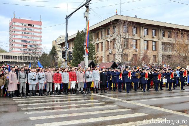 Corul „Marii Uniri” al Ateneului Iași, dimpreună cu Fanfara Garnizoanei Iași, în momentul intonării Imnului Național