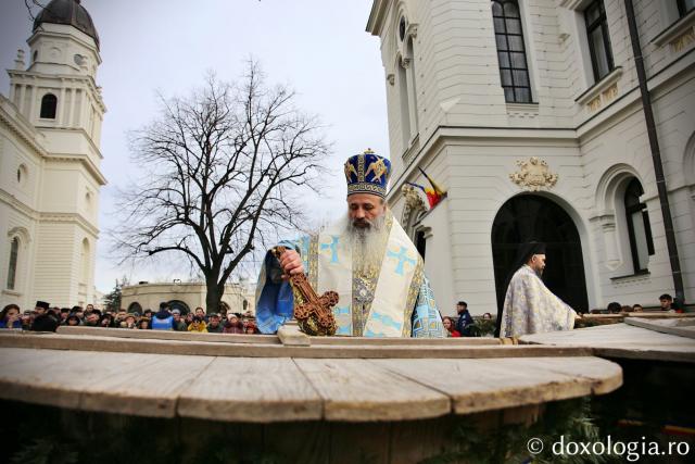 IPS Teofan binecuvântând apa sfințită de Bobotează, la Catedrala Mitropolitană din Iași
