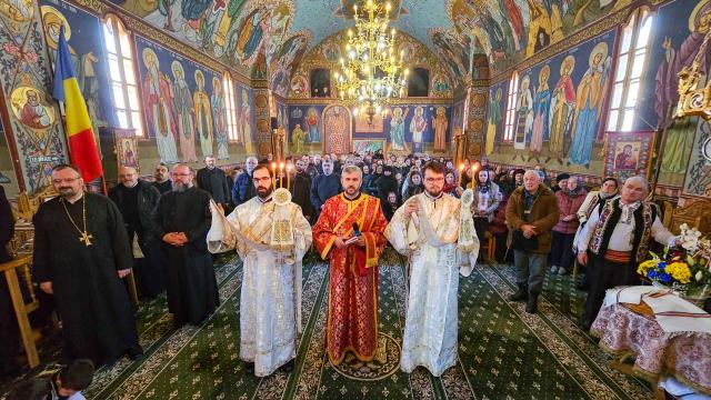 Liturghie arhierească și sfințire de casă socială la Parohia Boboiești