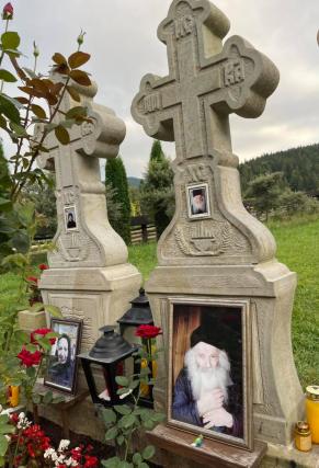 La mormântul Părintelui Proclu Nicău
