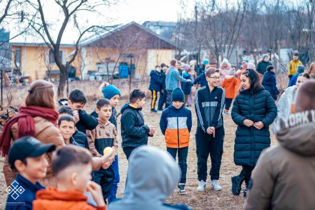 Liturghie misionară și activități de recreere pentru tinerii parohiei Păușești