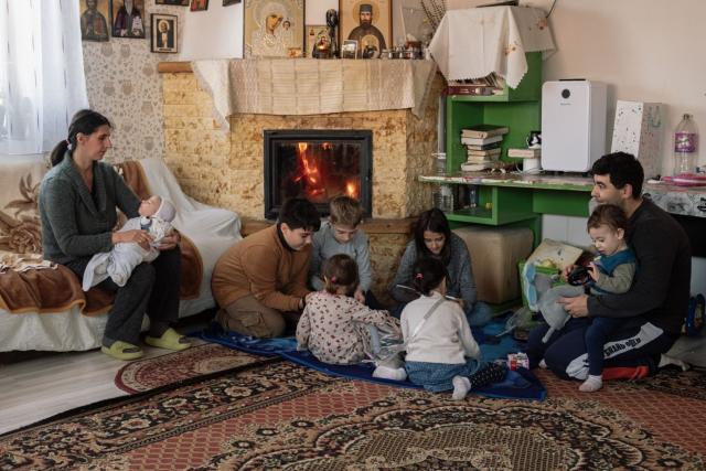 Pro Vita Iași construiește o casă pentru o familie cu 9 copii