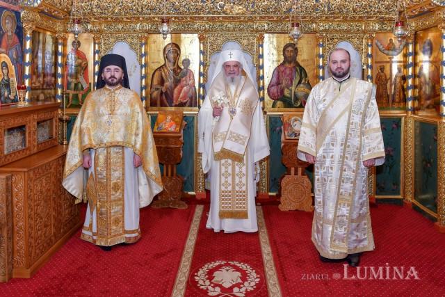 Părintele Patriarh Daniel alături de doi slujitori