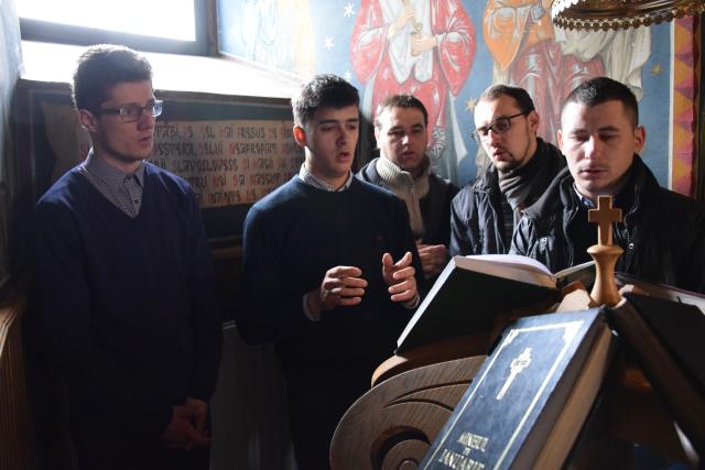 Liturghie arhierească la schitul cu șapte viețuitori