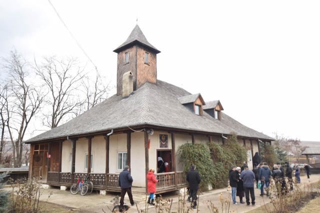 Liturghie arhierească la schitul cu șapte viețuitori