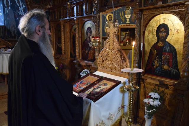 Liturghie arhierească la schitul cu șapte viețuitori