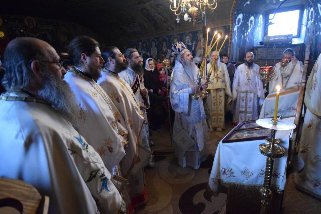 Liturghie arhierească la schitul cu șapte viețuitori