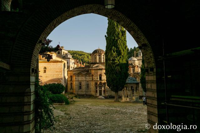 (Foto) Pași de pelerin la Mănăstirea Hilandar – Athos